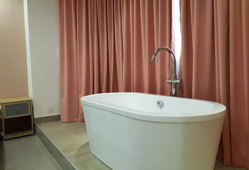 スタンダードスタジオ, Bloommaze Boutique Hotel Klang