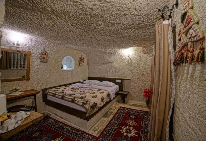 이코노미 룸, Melek Cave