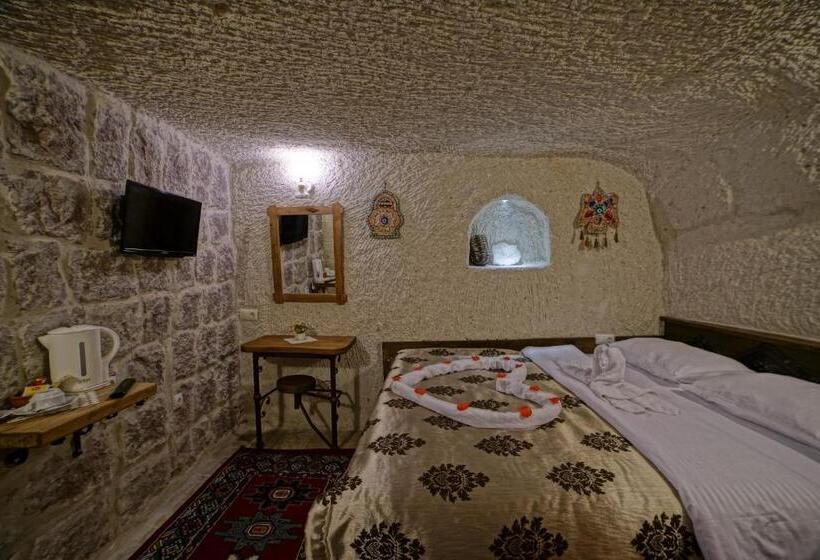 اتاق اکونومی, Melek Cave