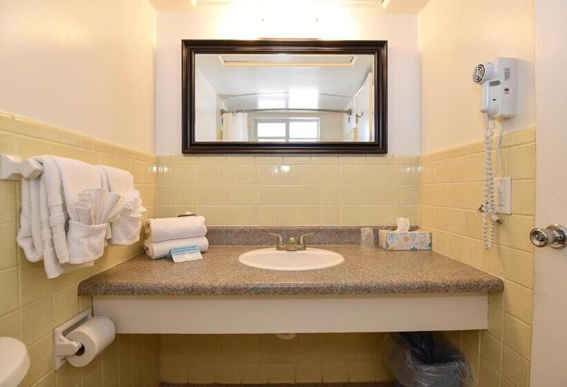 غرفة ديلوكس مطلة على حمام السباحة, Cove Motel Oceanfront