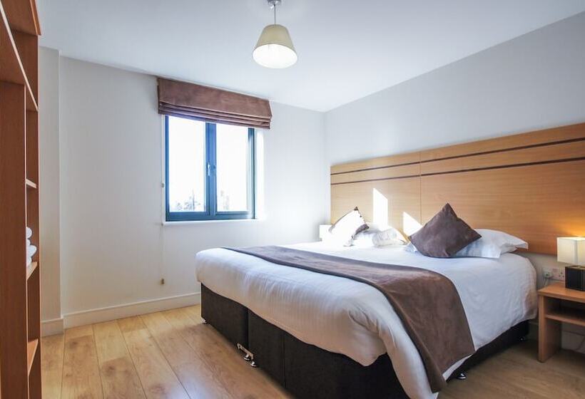 Апартаменты 3 Спальни, Crompton House Apartments