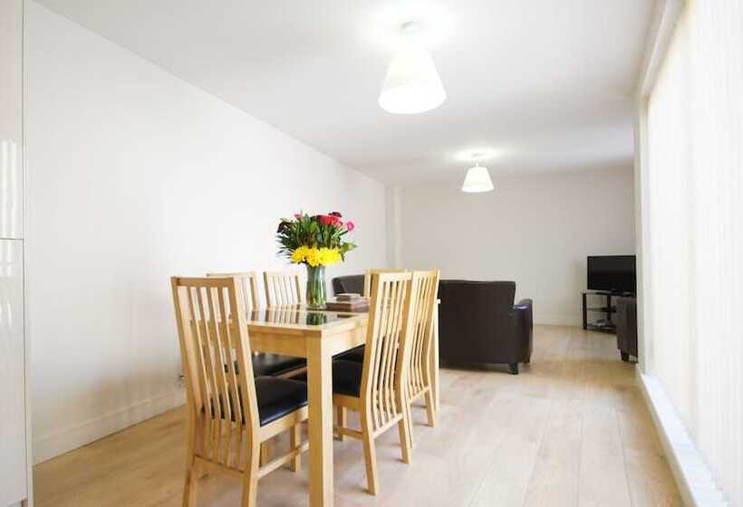 Апартаменты 3 Спальни, Crompton House Apartments