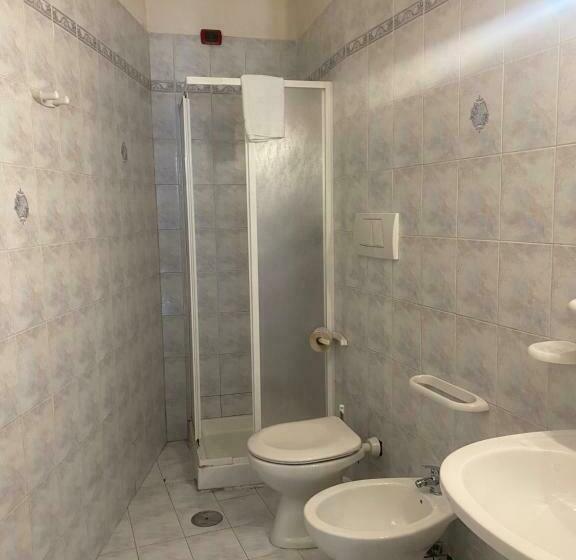 חדר אקונומי, Black Market