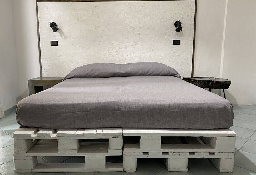 חדר דלוקס נוף לים, Black Market