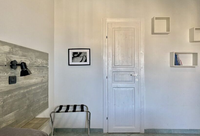 סוויטת ג'וניור, Black Market