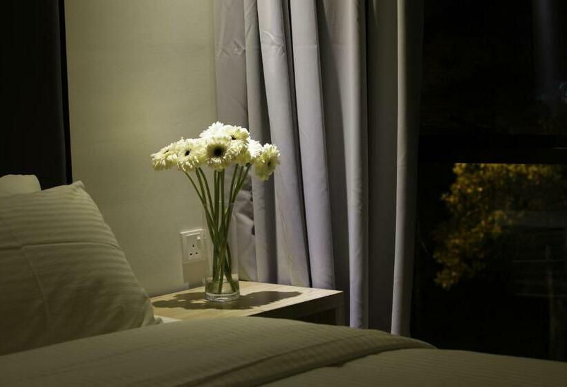 חדר דחוקס עם מיטת קינג, I Am Jazz Boutique