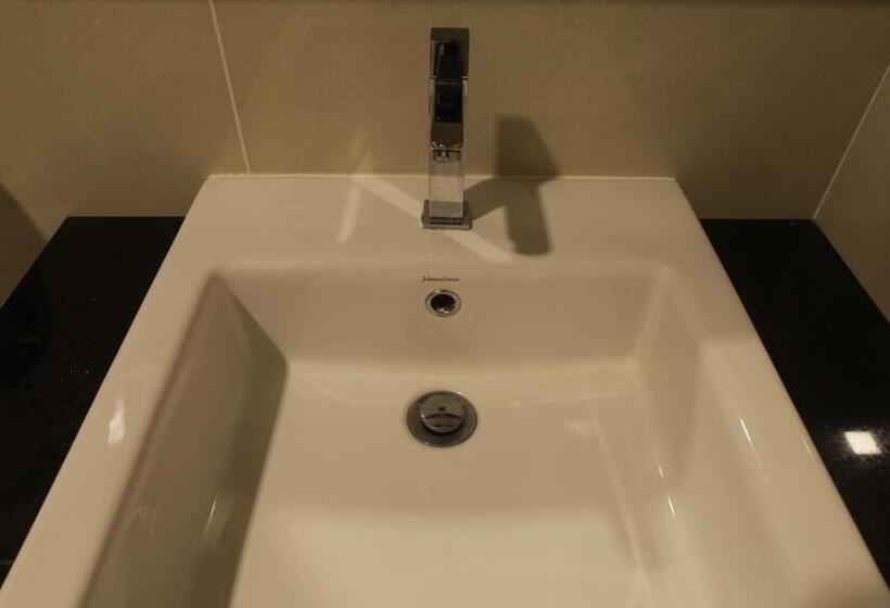 חדר פרמיום לארבעה, I Am Jazz Boutique