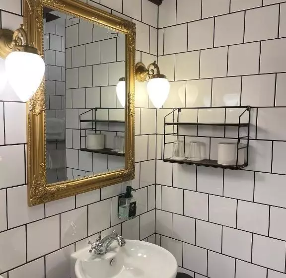 Perhehuone, L Hamngatan 27