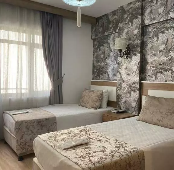اتاق استاندارد یک نفره, Polanin