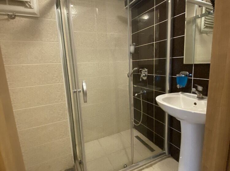 标准三人间, Polanin