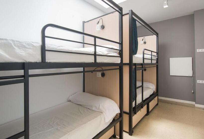 Bed in Shared Room with Shared Bathroom, No Limit Barcelona Central