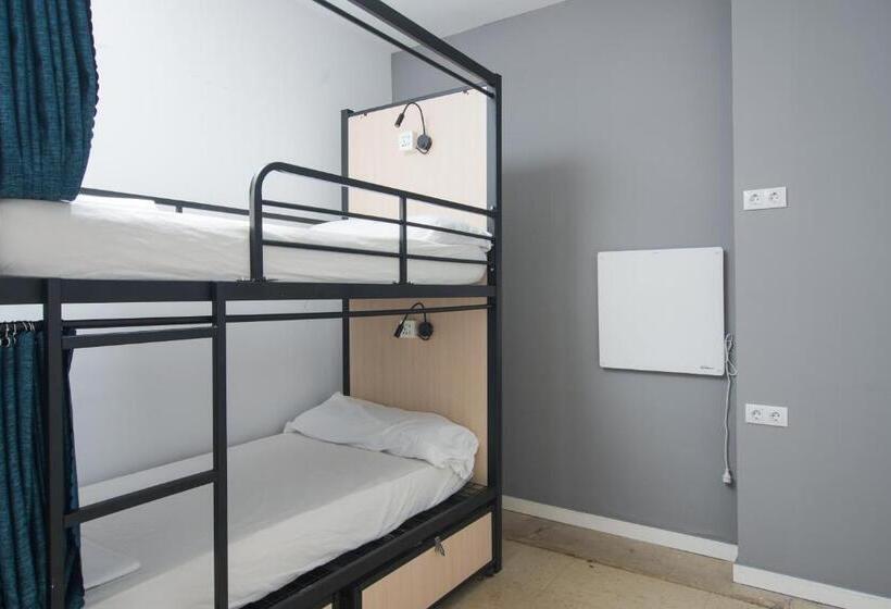 Bed in Shared Room with Shared Bathroom, No Limit Barcelona Central