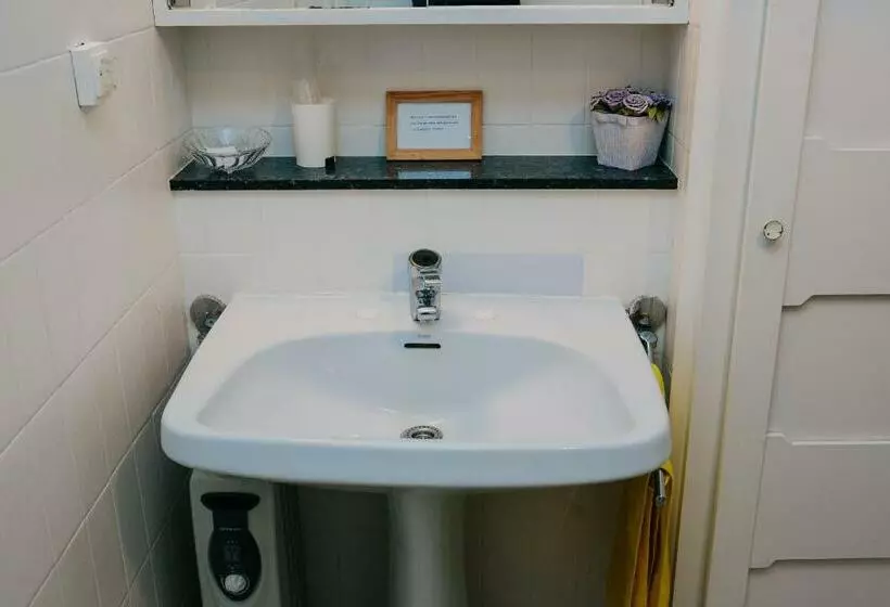 اتاق اکونومی با حمام مشترک, Ally S Bed&breakfast
