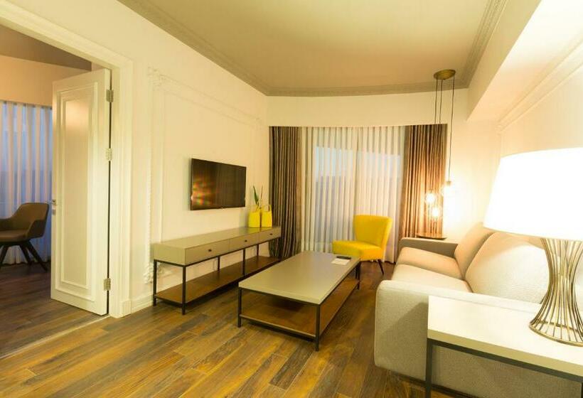带大床的小型套房, Doubletree By Hilton Hotel Izmir Airport