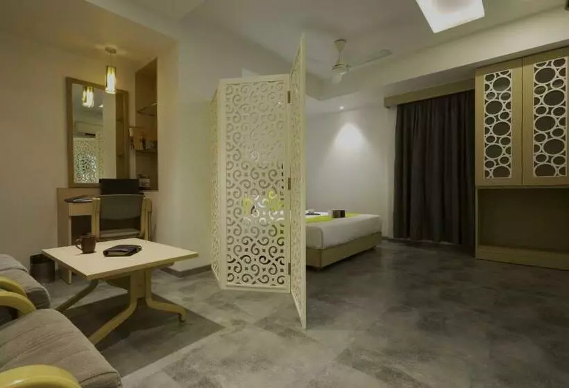 اتاق اجرایی با تخت بزرگ, Surat