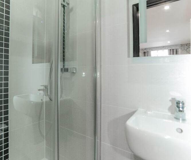 استودیوی سوپریور, Imperial Court Suites