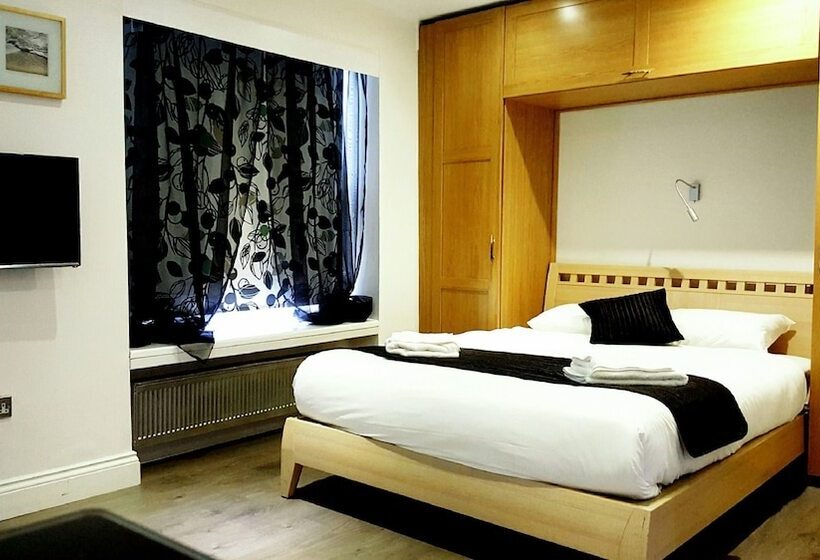 استودیوی سوپریور, Imperial Court Suites