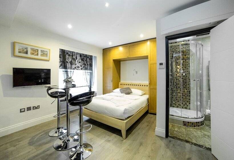 استودیوی سوپریور, Imperial Court Suites