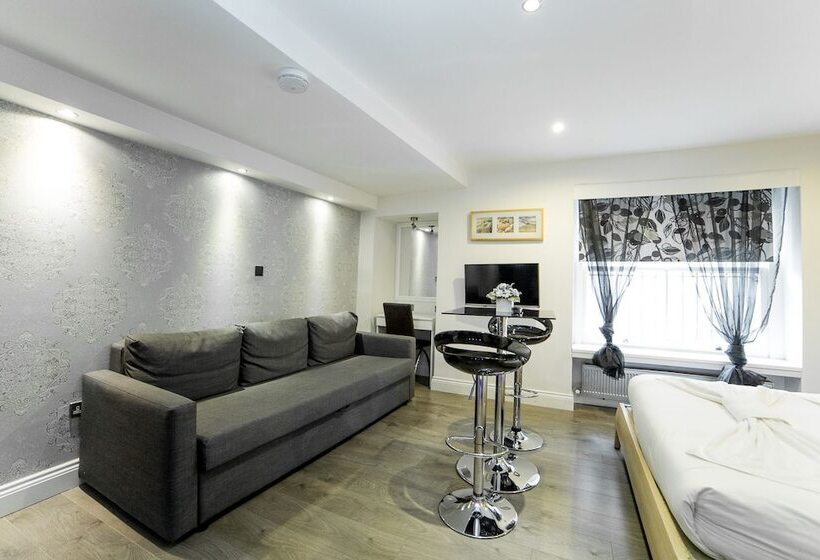 استودیوی سوپریور, Imperial Court Suites