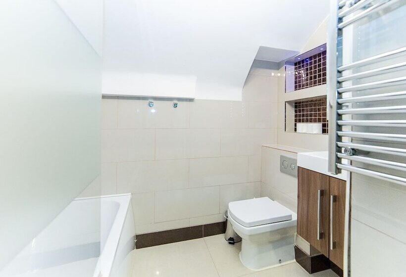 استودیوی سوپریور, Imperial Court Suites