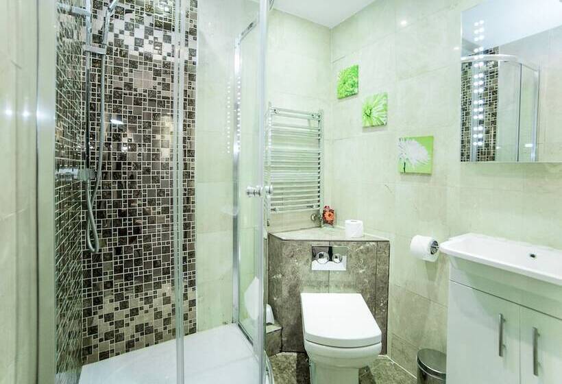 استودیوی سوپریور, Imperial Court Suites