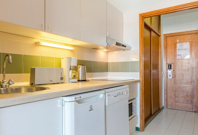 스탠다드 스튜디오, Luna Hotel Da Oura