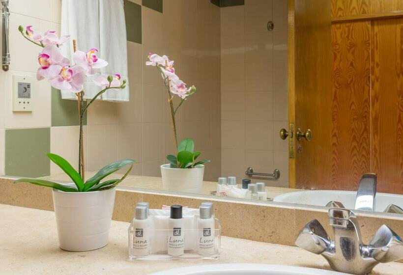 스탠다드 스튜디오, Luna Hotel Da Oura