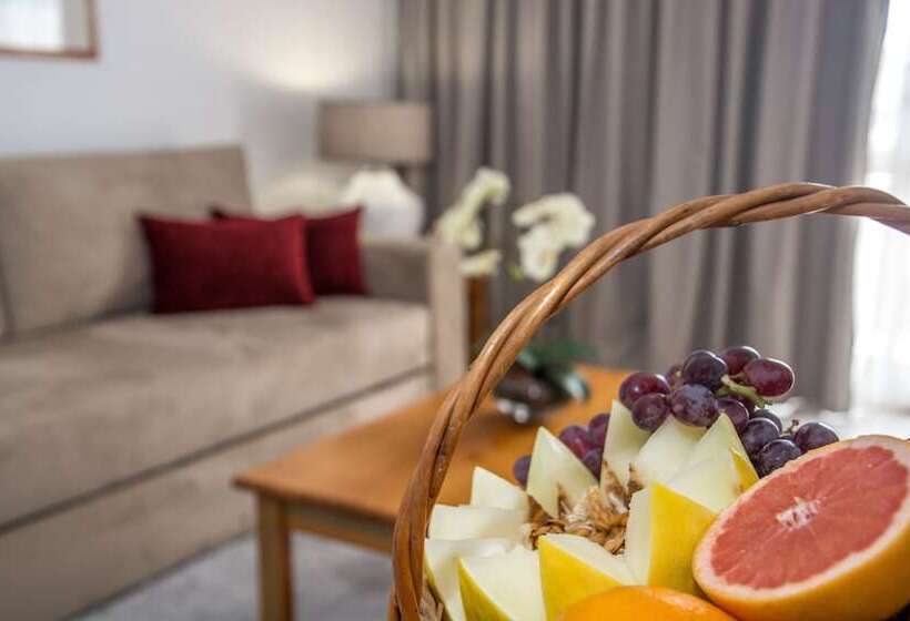스탠다드 스튜디오, Luna Hotel Da Oura