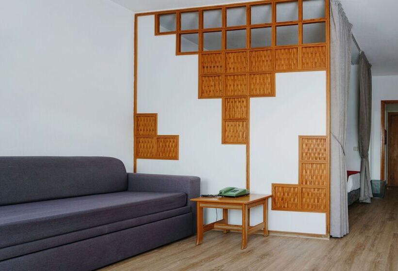 스탠다드 스튜디오, Luna Hotel Da Oura