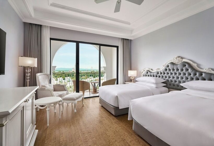 اتاق لوکس با چشم‌انداز باغ, Sheraton Phu Quoc Long Beach Resort