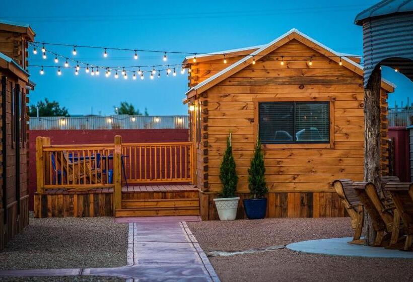 디럭스 스위트, The Big Texan   Cabins And Wagons