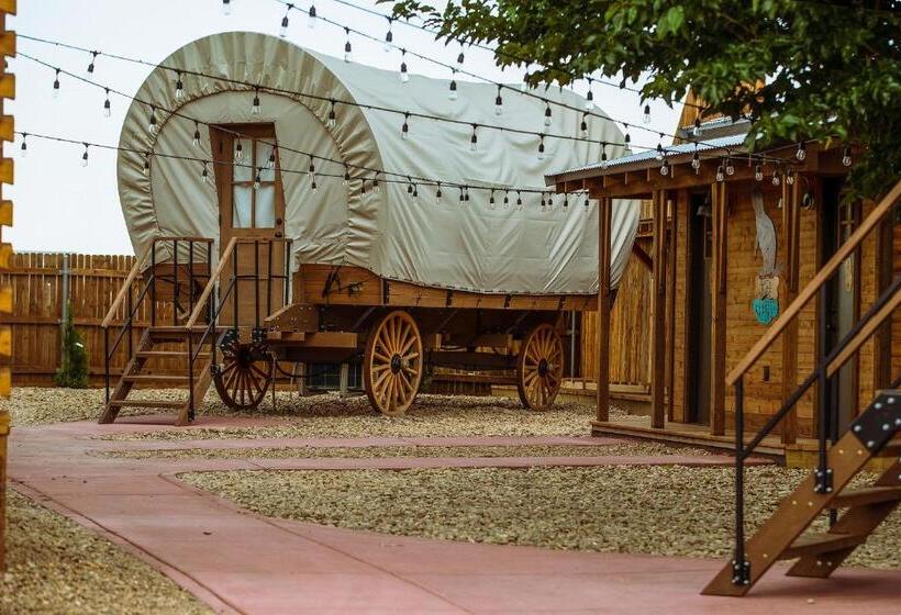 디럭스 스위트, The Big Texan   Cabins And Wagons