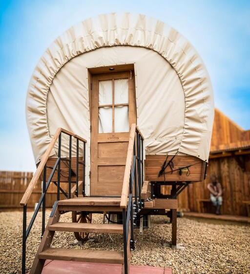 디럭스 스위트, The Big Texan   Cabins And Wagons