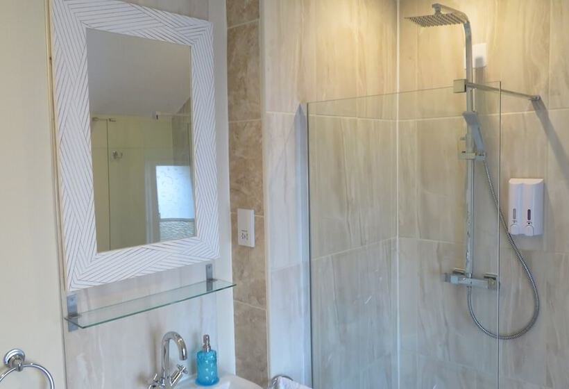 Номер Superior, The Wheatsheaf