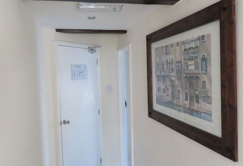 Номер Superior, The Wheatsheaf