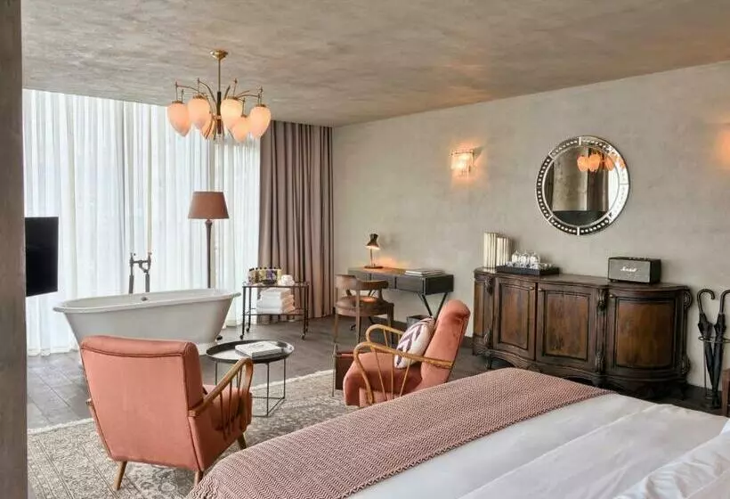Plus Standard Room, Soho House Istanbul