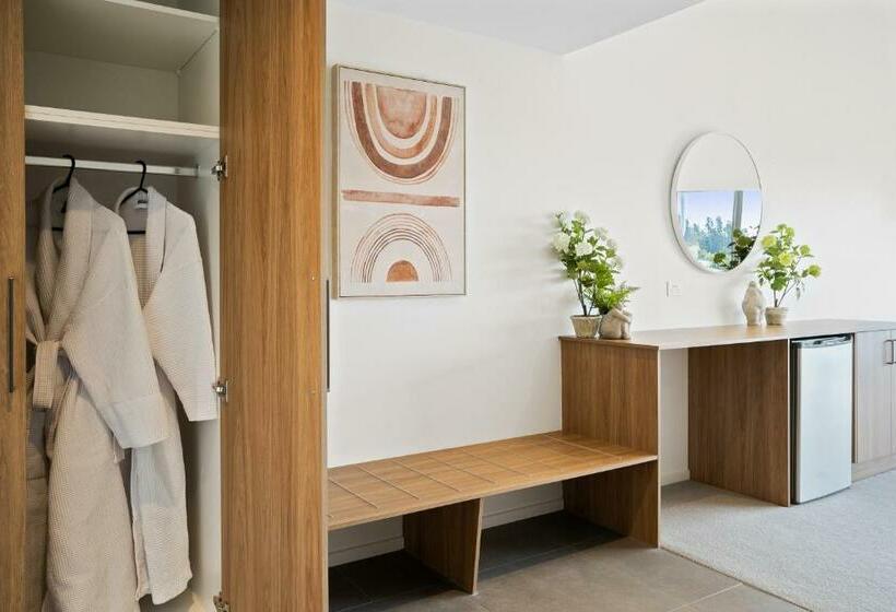 جناح ديلوكس, The Cove Kettering