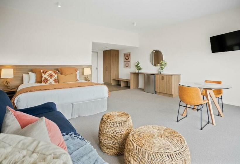 جناح ديلوكس, The Cove Kettering