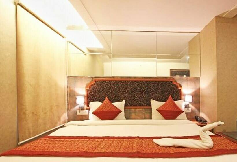 غرفة قياسية, The W