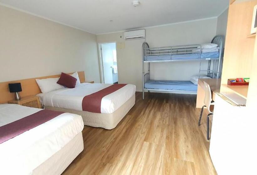 스탠다드 스튜디오, Ocean Inn Motel