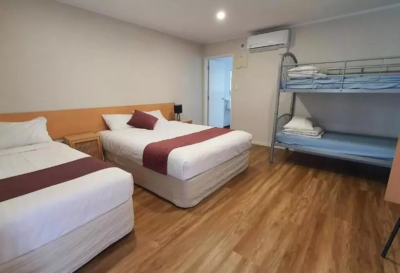 スタンダードスタジオ, Ocean Inn Motel