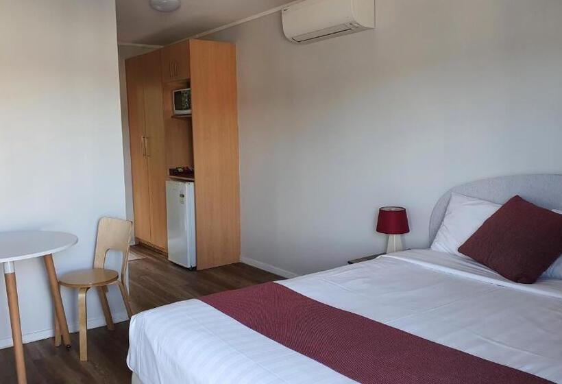 스탠다드 스튜디오, Ocean Inn Motel