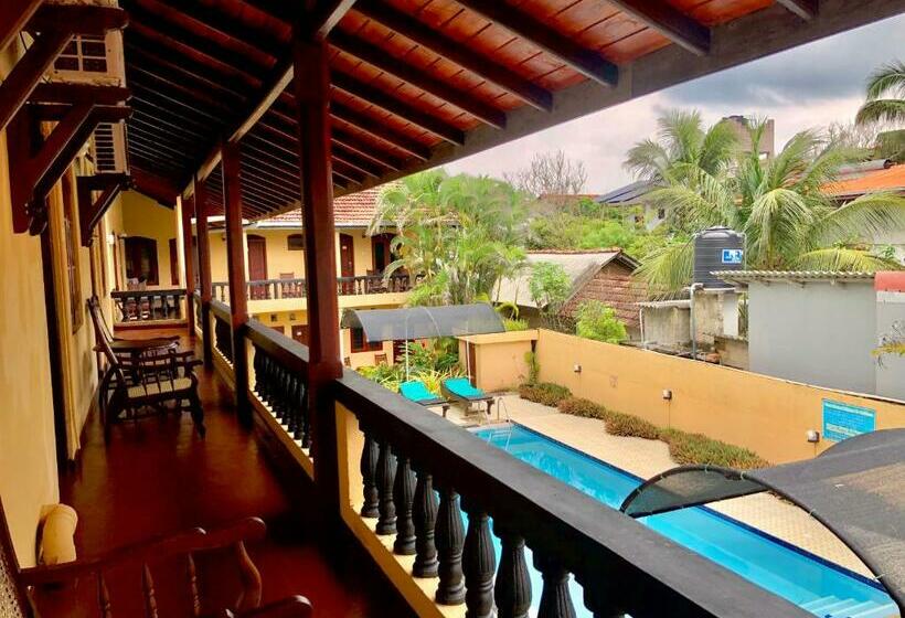 غرفة قياسية مطلّة علي حمام السباحة, Drifters Hotel & Beach Restaurant