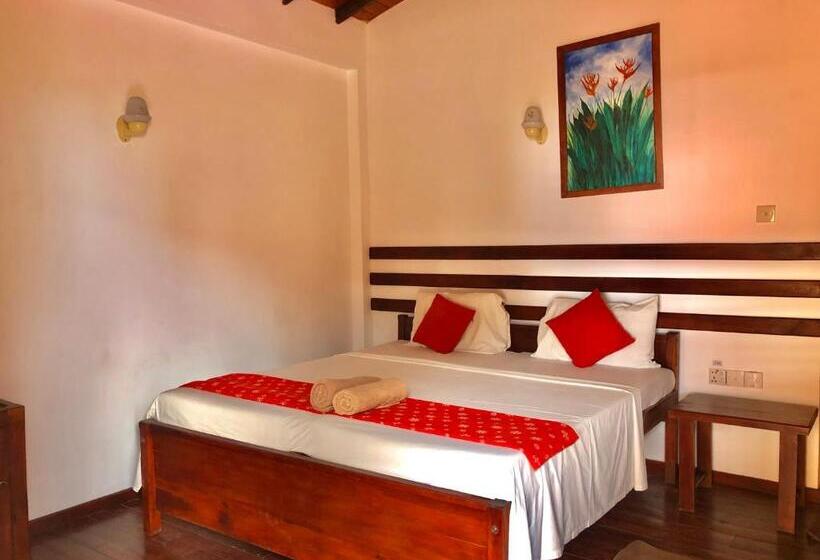 غرفة قياسية مطلّة علي حمام السباحة, Drifters Hotel & Beach Restaurant