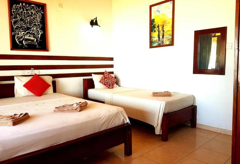 غرفة قياسية ثلاثية مطلة علي حمام السباحة, Drifters Hotel & Beach Restaurant