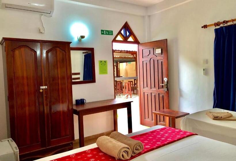 غرفة قياسية ثلاثية مطلة علي حمام السباحة, Drifters Hotel & Beach Restaurant