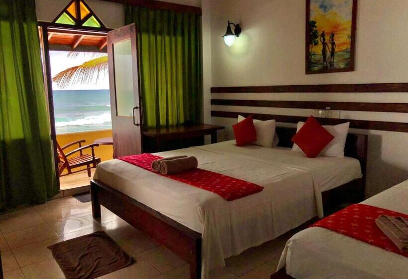 غرفة ديلوكس ثلاثية مطلة على البحر, Drifters Hotel & Beach Restaurant