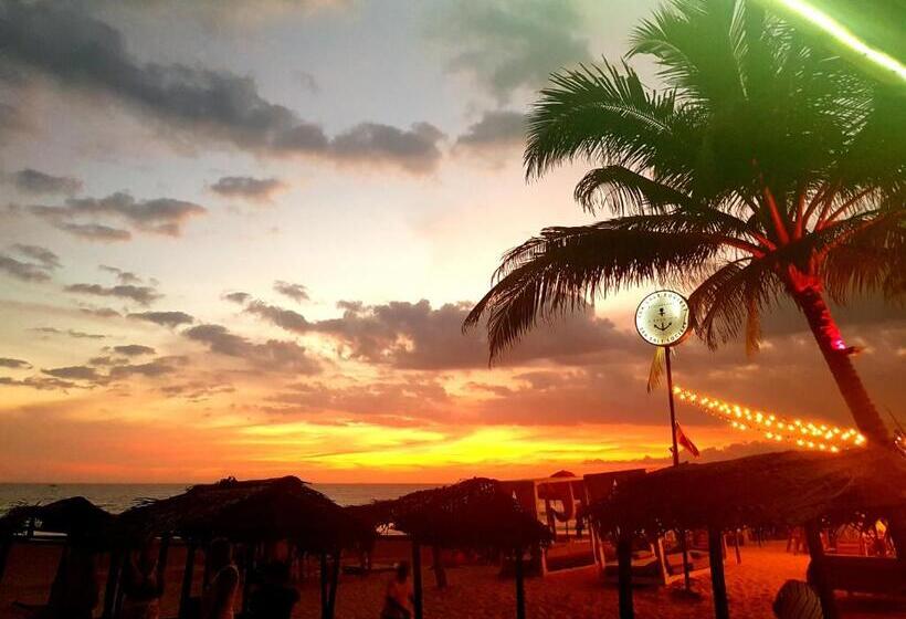 غرفة ديلوكس ثلاثية مطلة على البحر, Drifters Hotel & Beach Restaurant