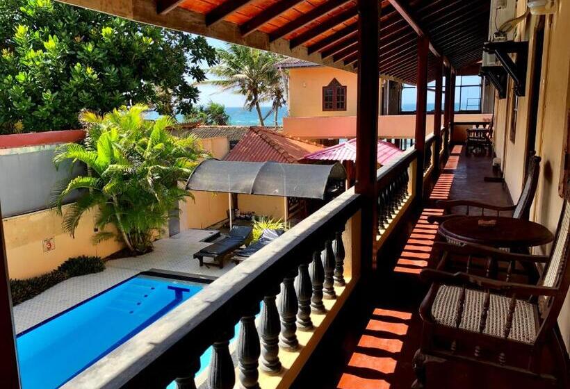 Трехместный Номер Стандарт Вид на Бассейн, Drifters Hotel & Beach Restaurant