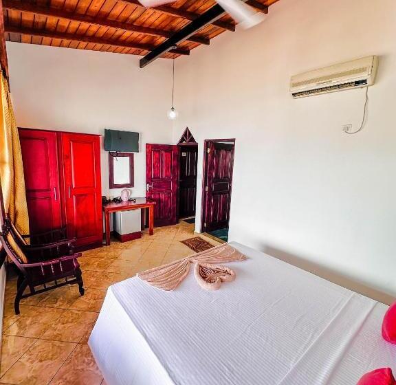 غرفة ديلوكس مطلّة علي البحر, Drifters Hotel & Beach Restaurant